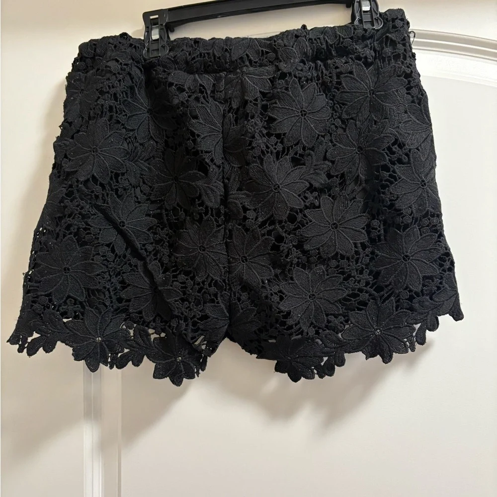 Elegant Black Lace Women's Shorts - Picture 3 of 5